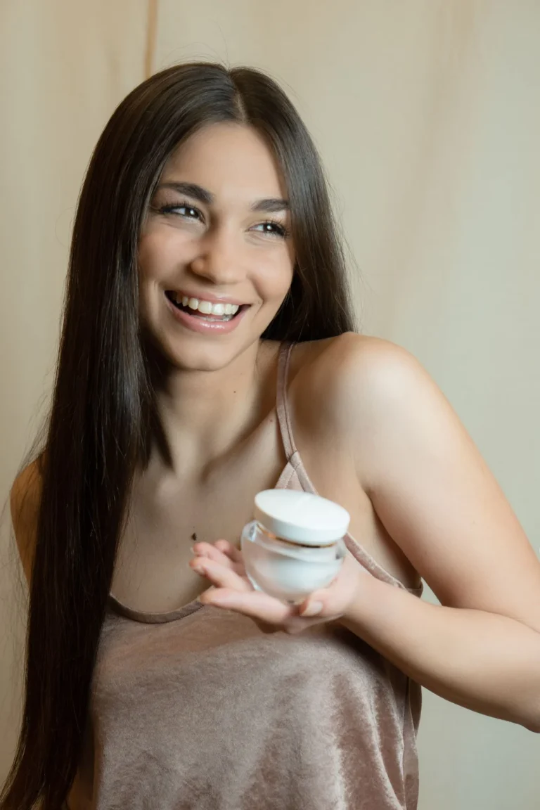 Een vrouw met een pot huidverzorging